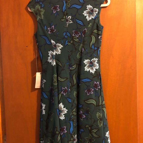 Vince Camuto Women's 2 Green Fit And Flare Dress Floral V Neck NWT - Picture 2 of 5